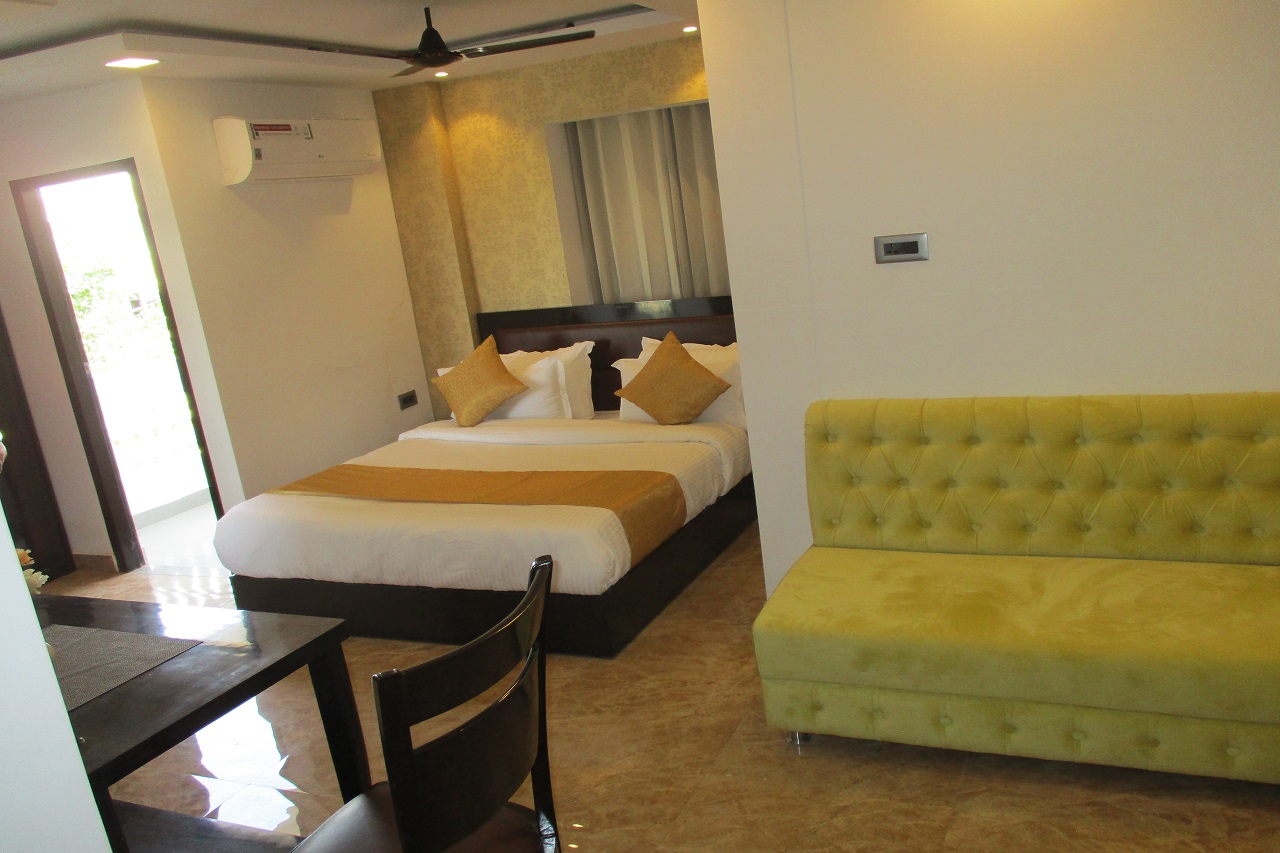 EXECUTIVE ROOM